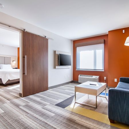 Holiday Inn Express & Suites Langley By Ihg Exterior foto