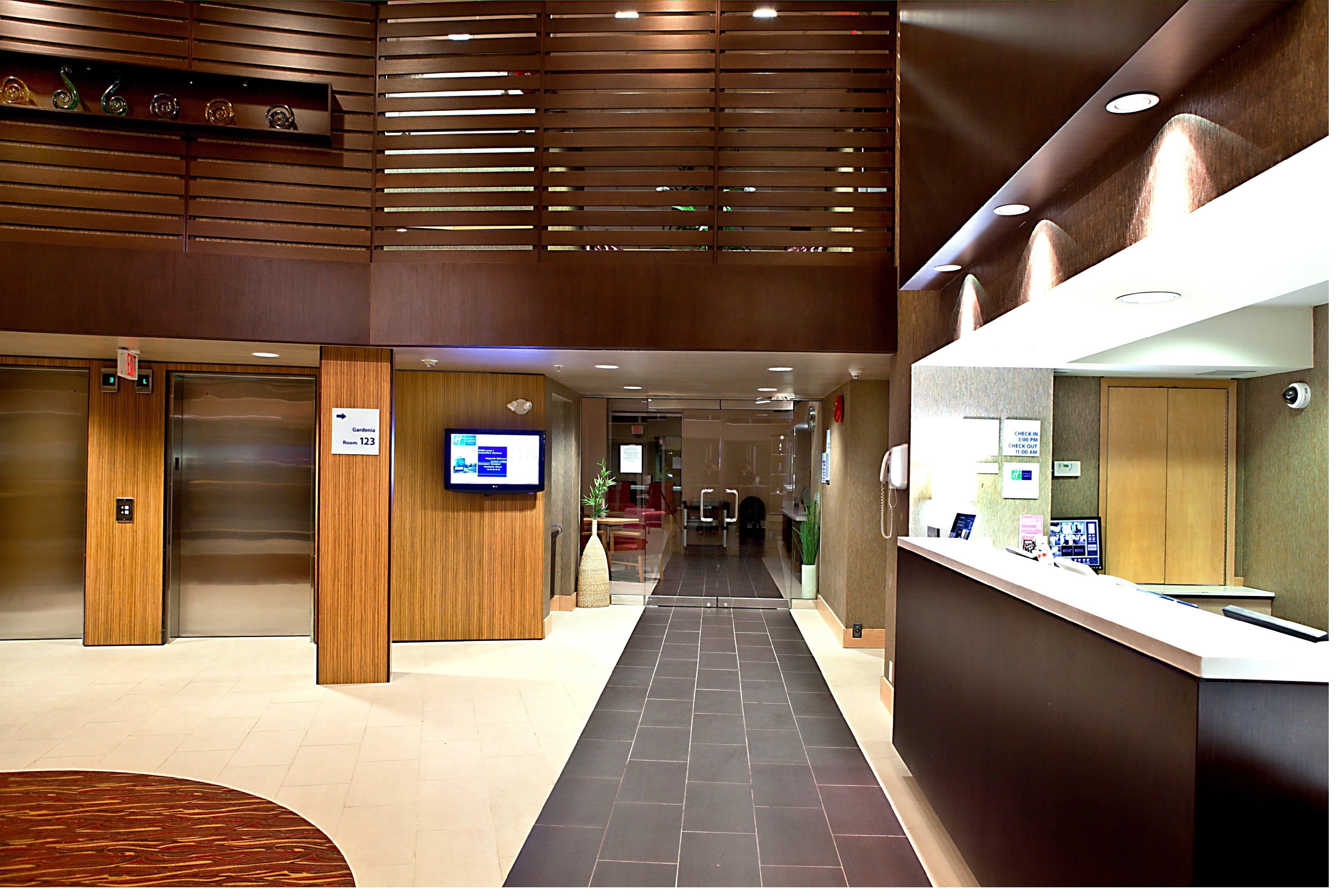 Holiday Inn Express & Suites Langley By Ihg Exterior foto