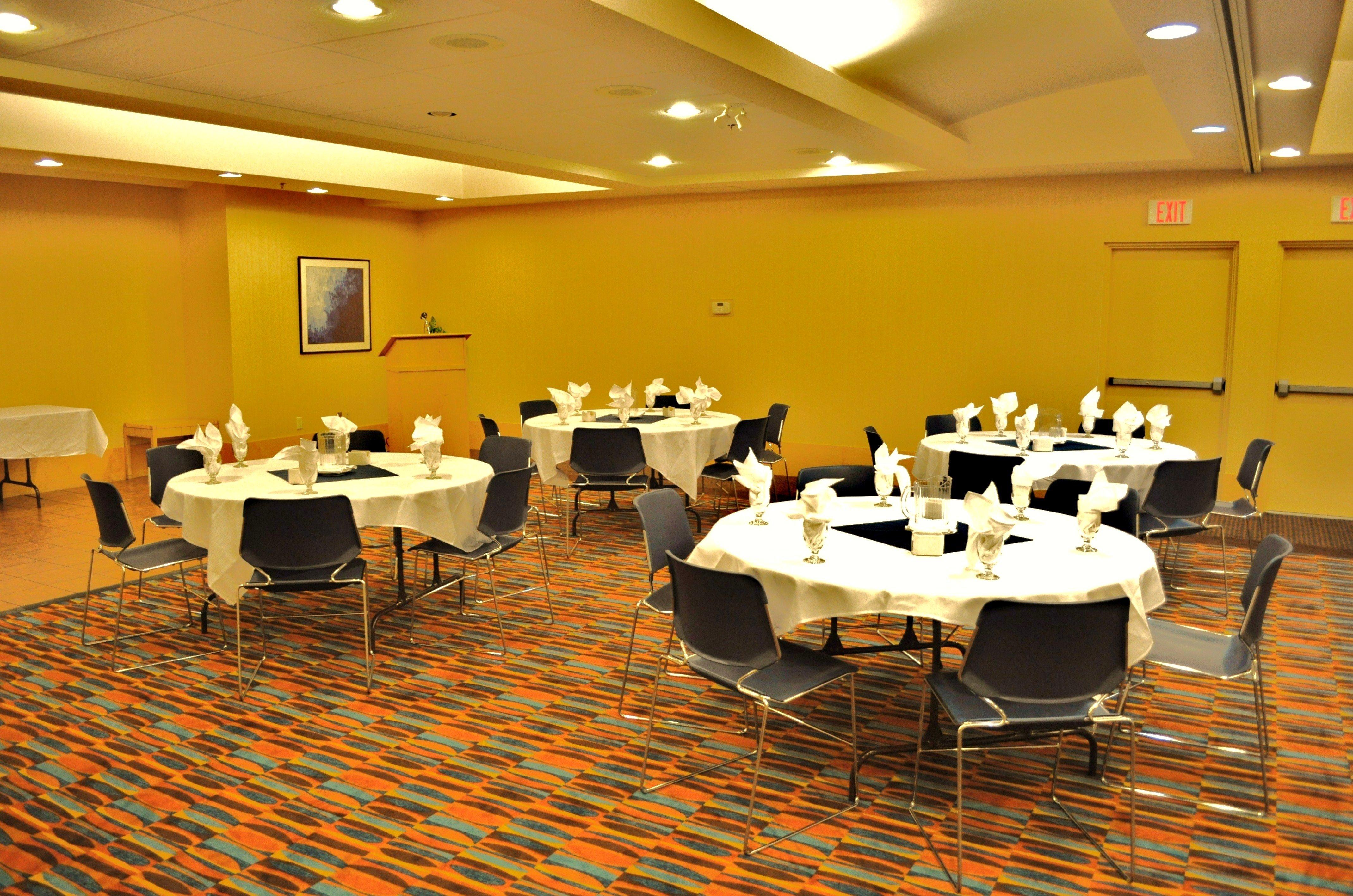 Holiday Inn Express & Suites Langley By Ihg Exterior foto